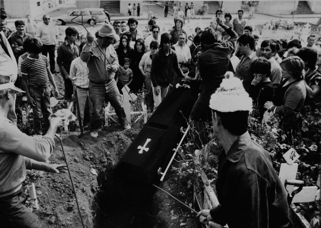 Funeral de fusilado Jorge Sagredo Pizarro en enero de 1985. "Los psicópatas de Viña del Mar" fueron los últimos que Chile pagaron en Chile con su vida por los crímenes que cometieron.  