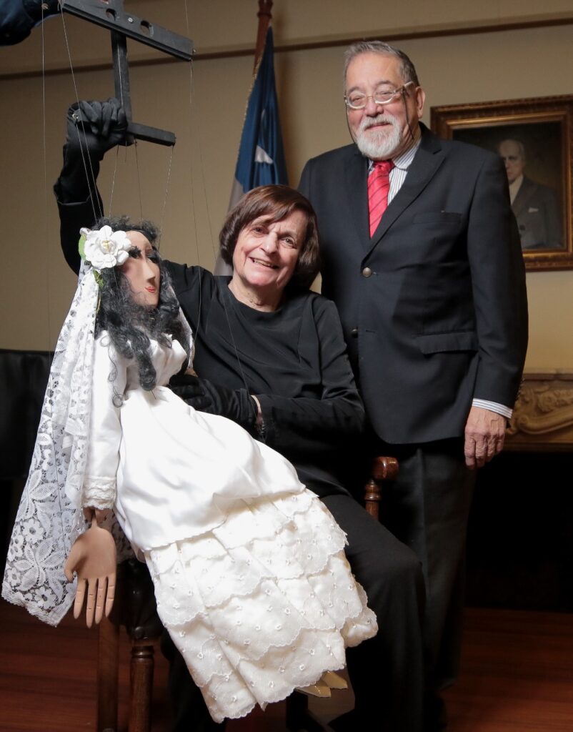 Con su señora, la marionetista, Ana María Allendes.