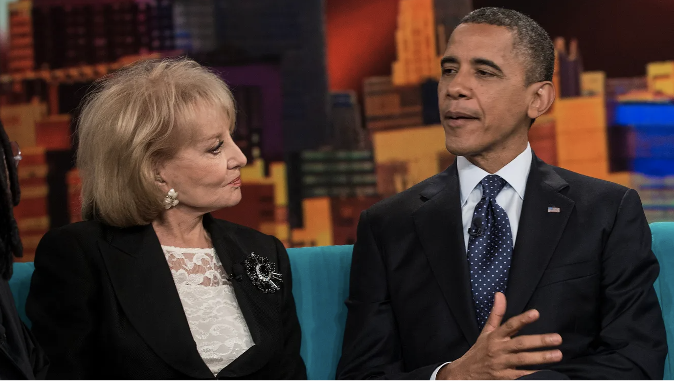 Barbara Walters entrevista al presidente Barack Obama en 2012 para The View, de la cadena ABC. GETTY IMAGES